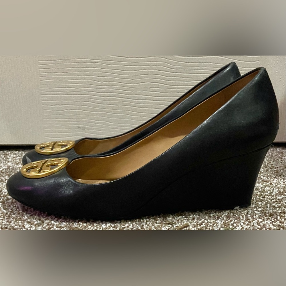 Women’s Tory Burch Black Close Toe Wedges With Gold Logo Size 9 - Picture 3 of 7